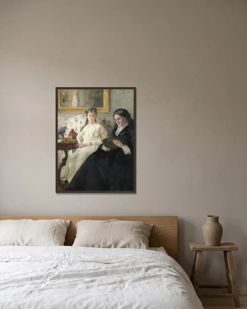 Die Mutter und Schwester der Künstlerin von Berthe Morisot gerahmt an einer Wand