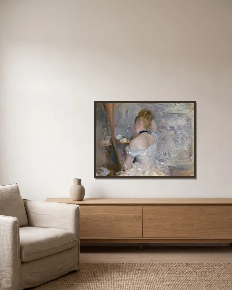 Kvinna vid sin toilett av Berthe Morisot inramad på en vägg