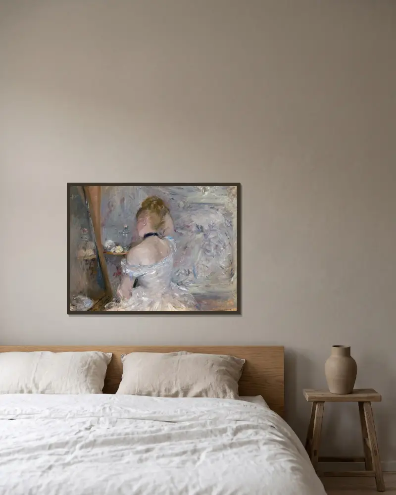 Kvinna vid sin toilett av Berthe Morisot inramad på en vägg
