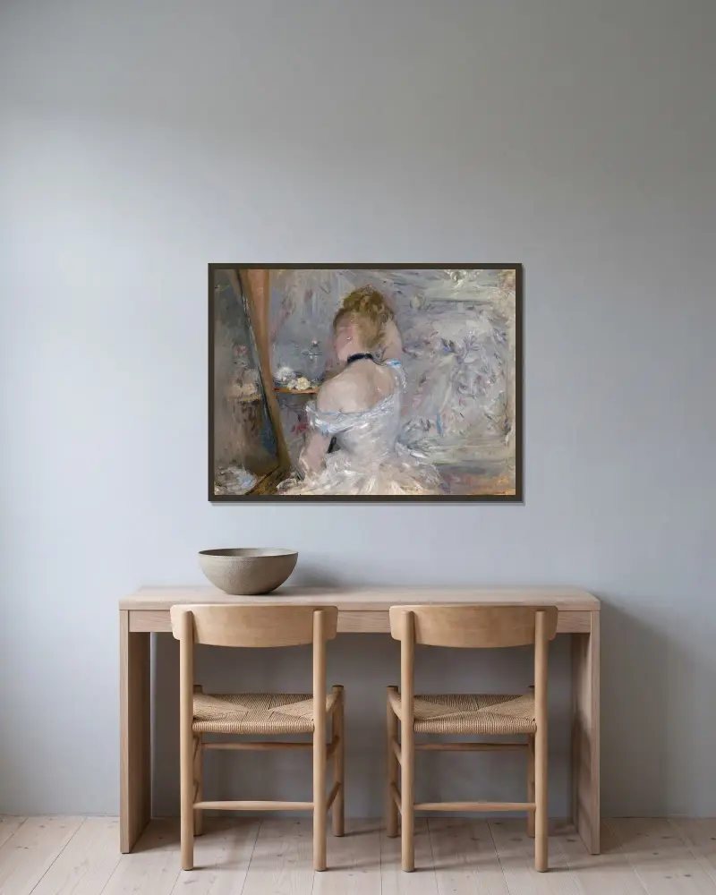 Kvinna vid sin toilett av Berthe Morisot inramad på en vägg