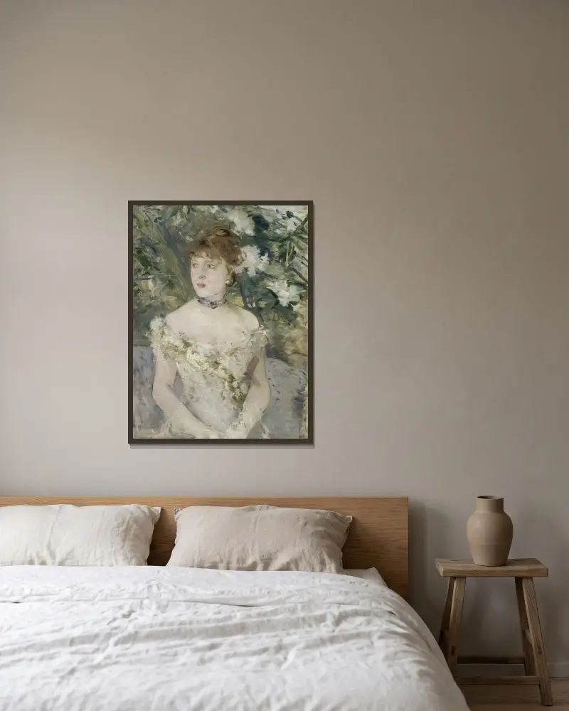 Ung flicka i balklänning av Berthe Morisot inramad på en vägg