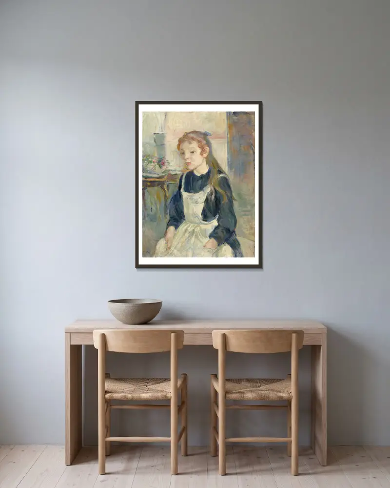 Ung flicka med förkläde av Berthe Morisot inramad på en vägg