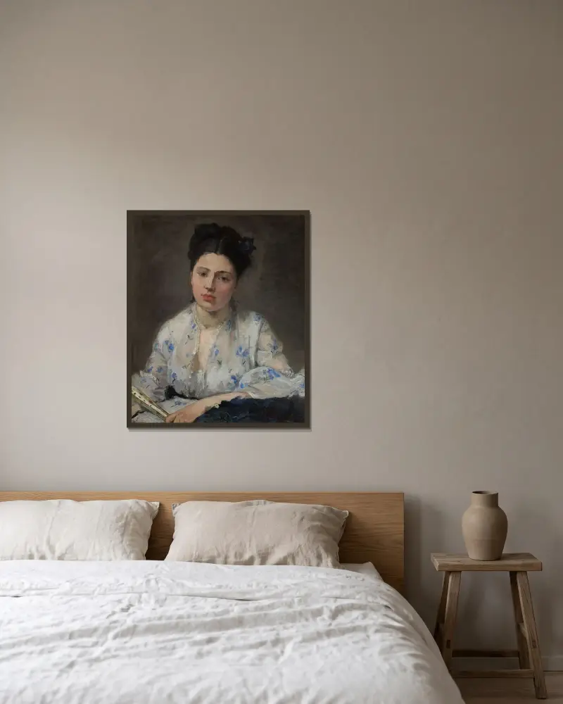 Junge Frau von Berthe Morisot gerahmt an einer Wand