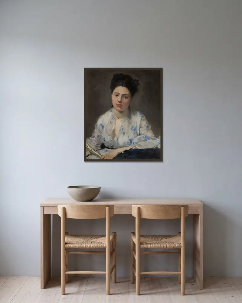 Junge Frau von Berthe Morisot gerahmt an einer Wand