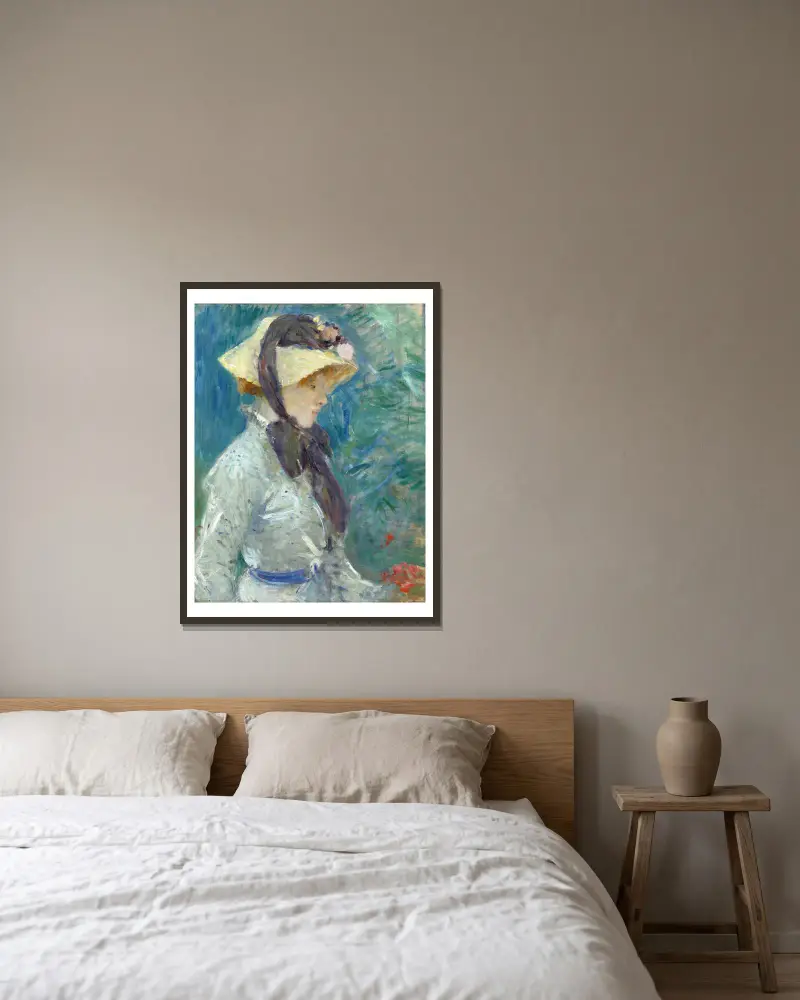 Junge Frau mit Strohhut von Berthe Morisot gerahmt an einer Wand