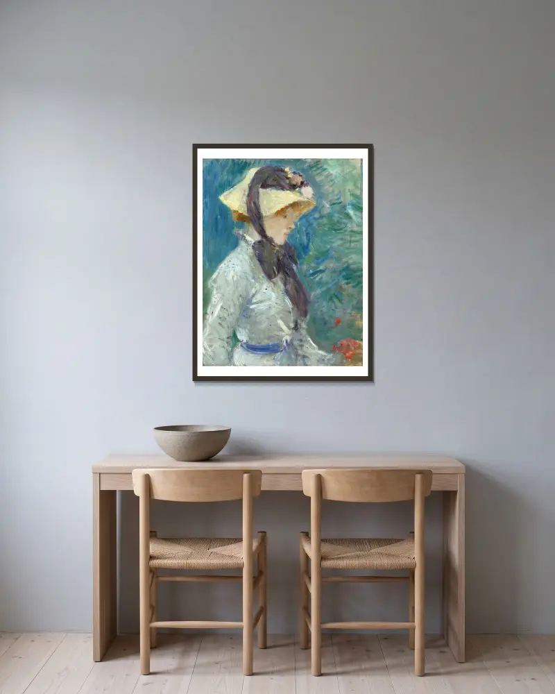 Junge Frau mit Strohhut von Berthe Morisot gerahmt an einer Wand
