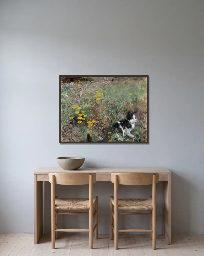Katt på en blomsteräng av Bruno Liljefors inramad på en vägg