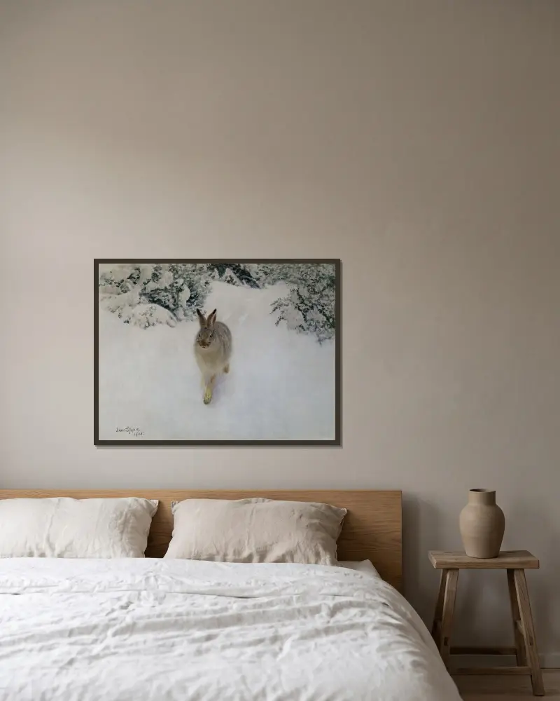 Hare in Winter von Bruno Liljefors gerahmt an einer Wand