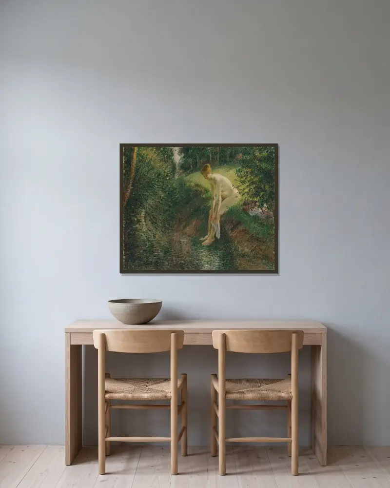 Badande i skogen av Camille Pissarro inramad på en vägg