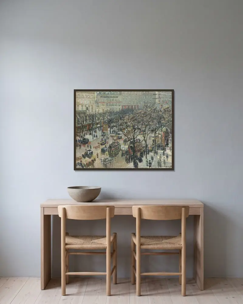 Boulevard des Italiens i morgonljus av Camille Pissarro inramad på en vägg