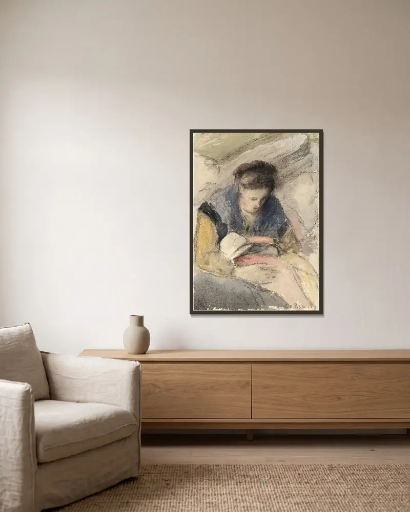 Ung kvinna som syr av Camille Pissarro inramad på en vägg