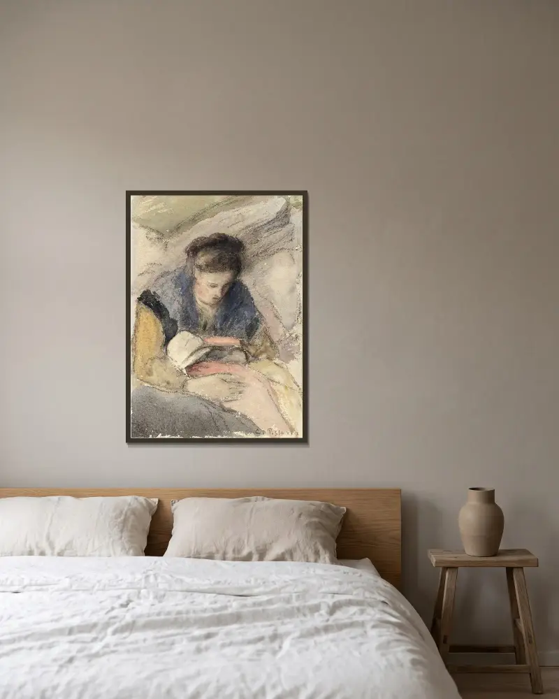 Ung kvinna som syr av Camille Pissarro inramad på en vägg