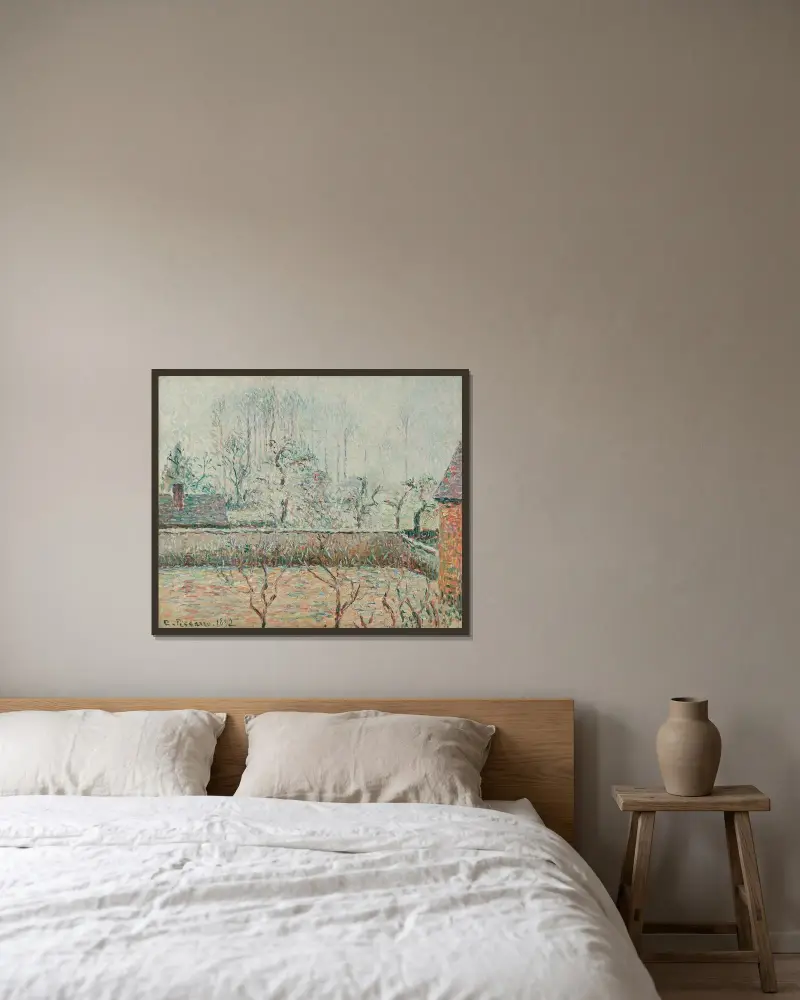 Landskap med hus och mur, frost och dimma, Éragny av Camille Pissarro inramad på en vägg