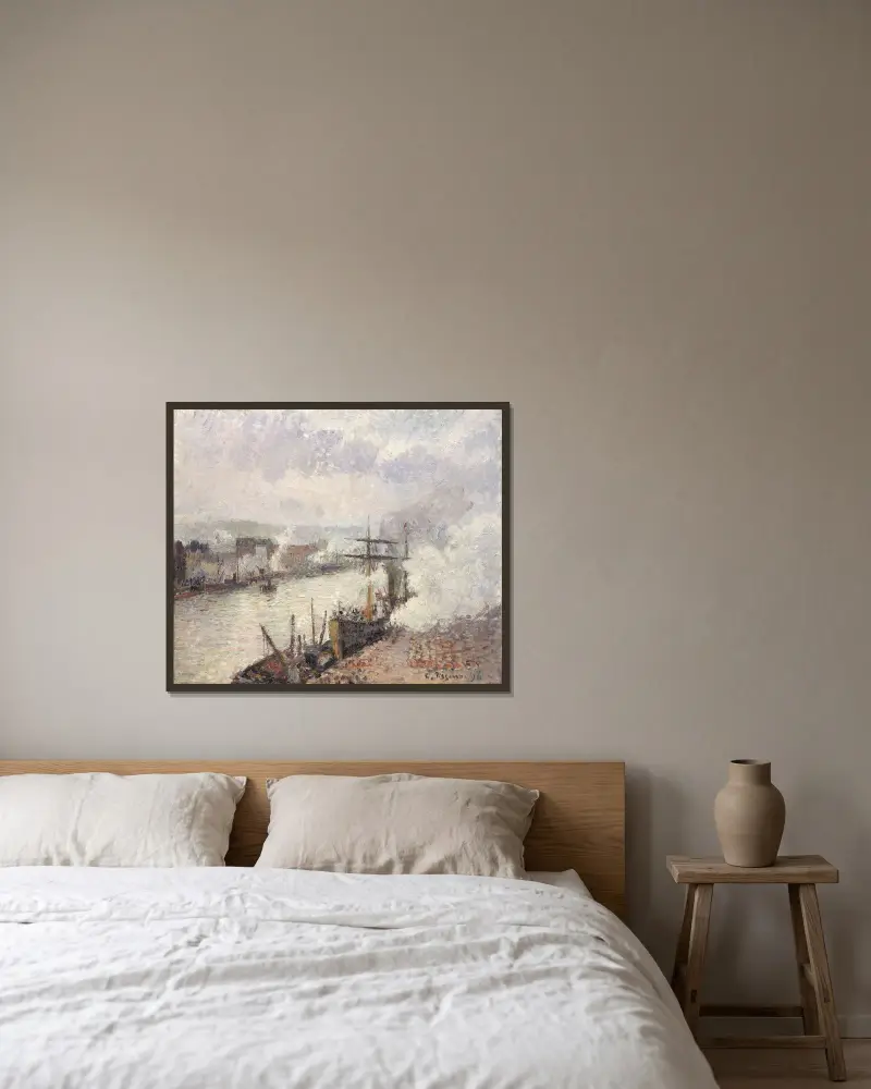 Ångbåtar i Rouens hamn av Camille Pissarro inramad på en vägg