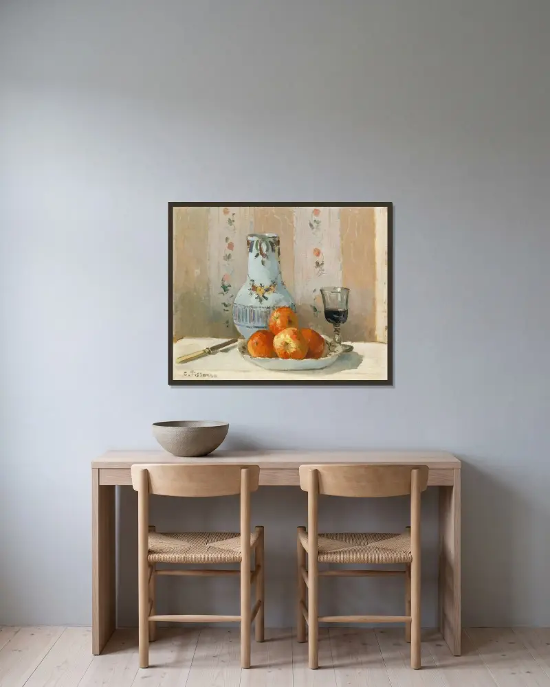 Stilleben med äpplen och kanna av Camille Pissarro inramad på en vägg