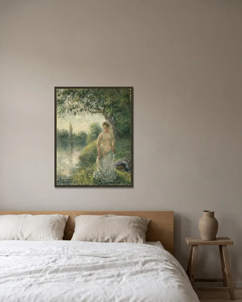 The Bather av Camille Pissarro inramad på en vägg
