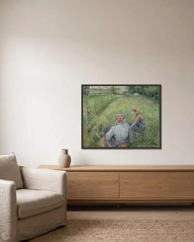 Unga bondflickor vilar på fälten nära Pontoise av Camille Pissarro inramad på en vägg