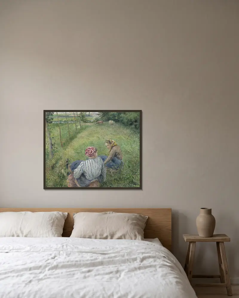 Unga bondflickor vilar på fälten nära Pontoise av Camille Pissarro inramad på en vägg
