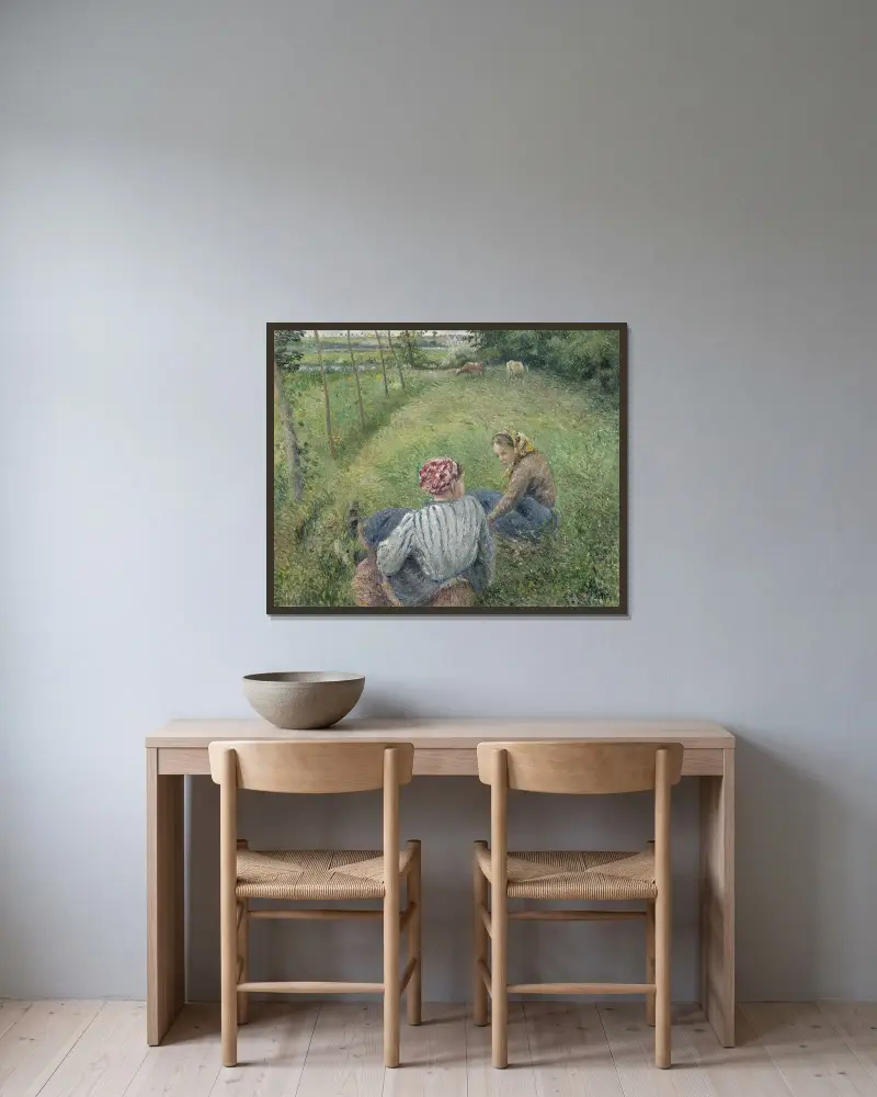 Unga bondflickor vilar på fälten nära Pontoise av Camille Pissarro inramad på en vägg