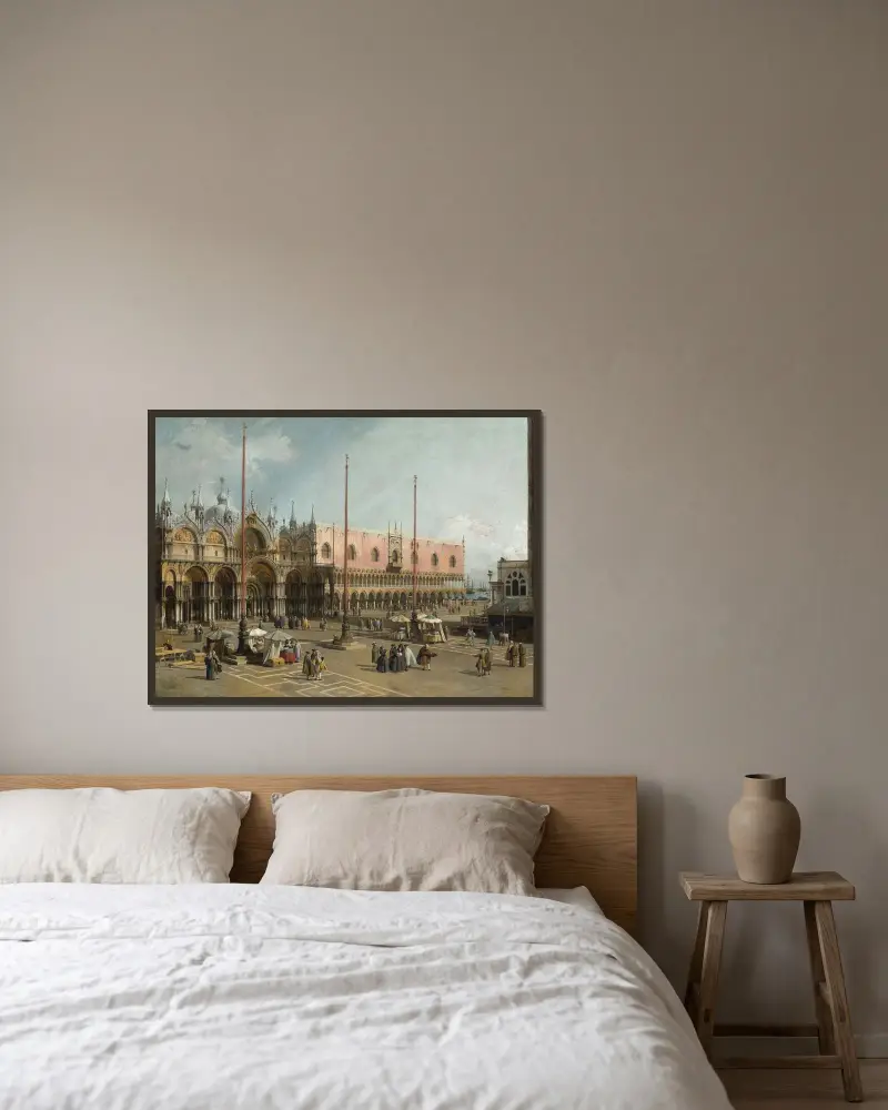 Markusplatsen i Venedig av Canaletto inramad på en vägg