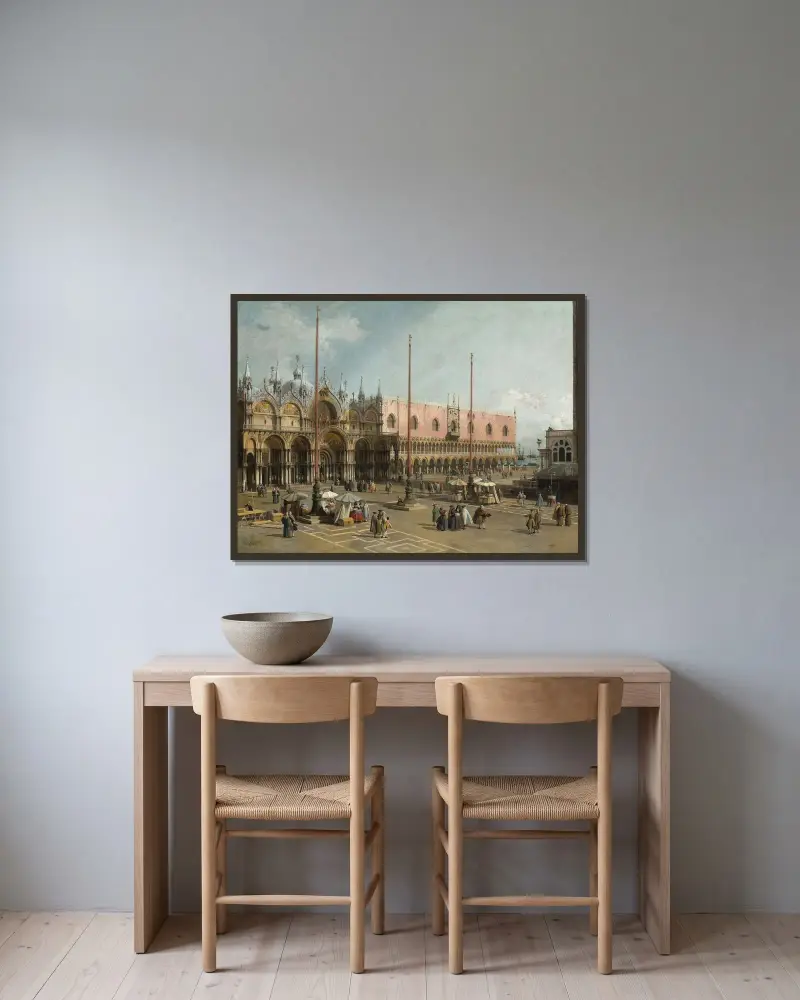 Markusplatsen i Venedig av Canaletto inramad på en vägg