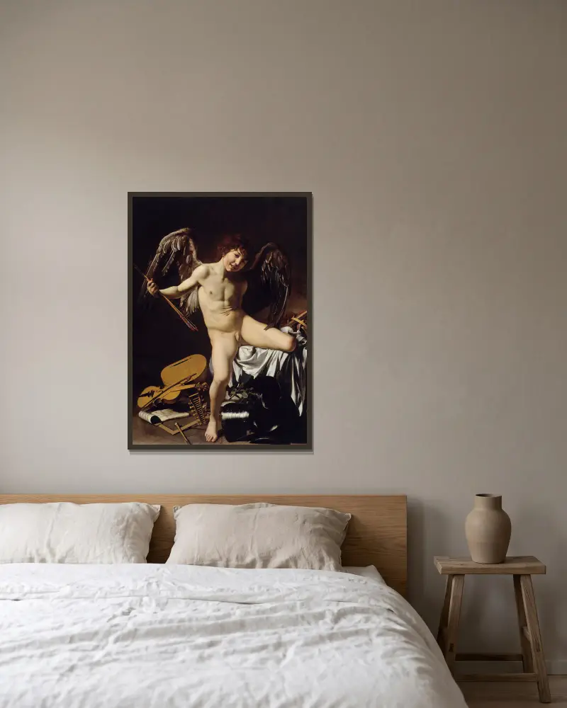 Amor Vincit Omnia av Caravaggio inramad på en vägg