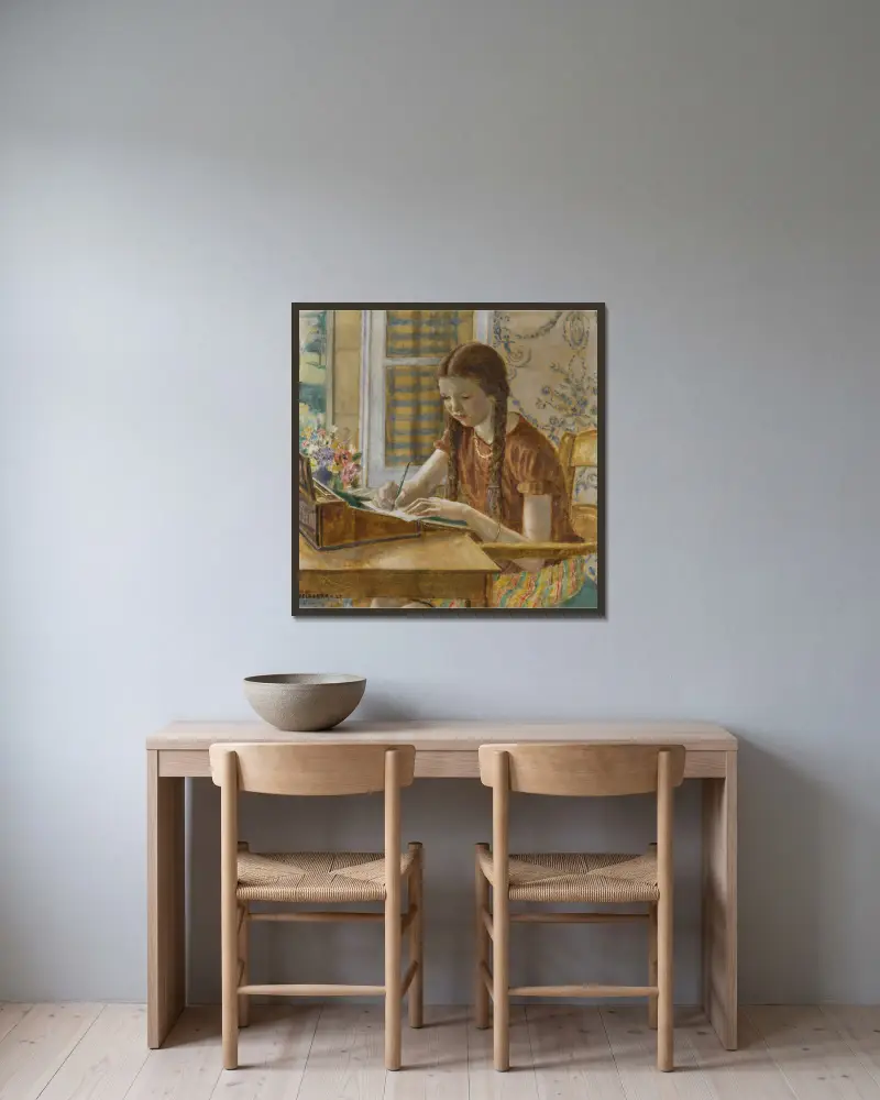 Flicka vid skrivbord av Frederick Carl Frieseke inramad på en vägg