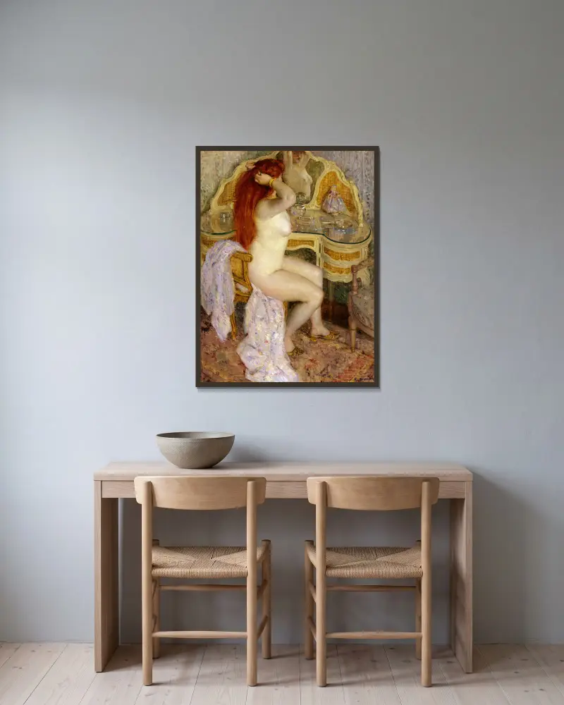 Sittande naken kvinna vid sitt toalettbord av Frederick Carl Frieseke inramad på en vägg