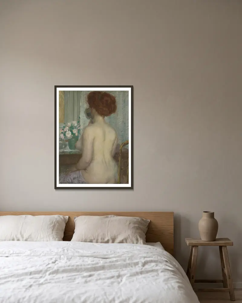 Kvinna vid sminkbord av Frederick Carl Frieseke inramad på en vägg