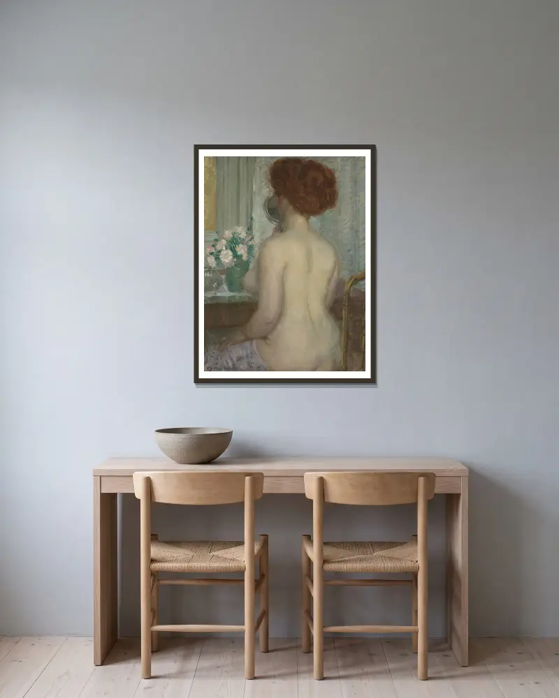 Kvinna vid sminkbord av Frederick Carl Frieseke inramad på en vägg