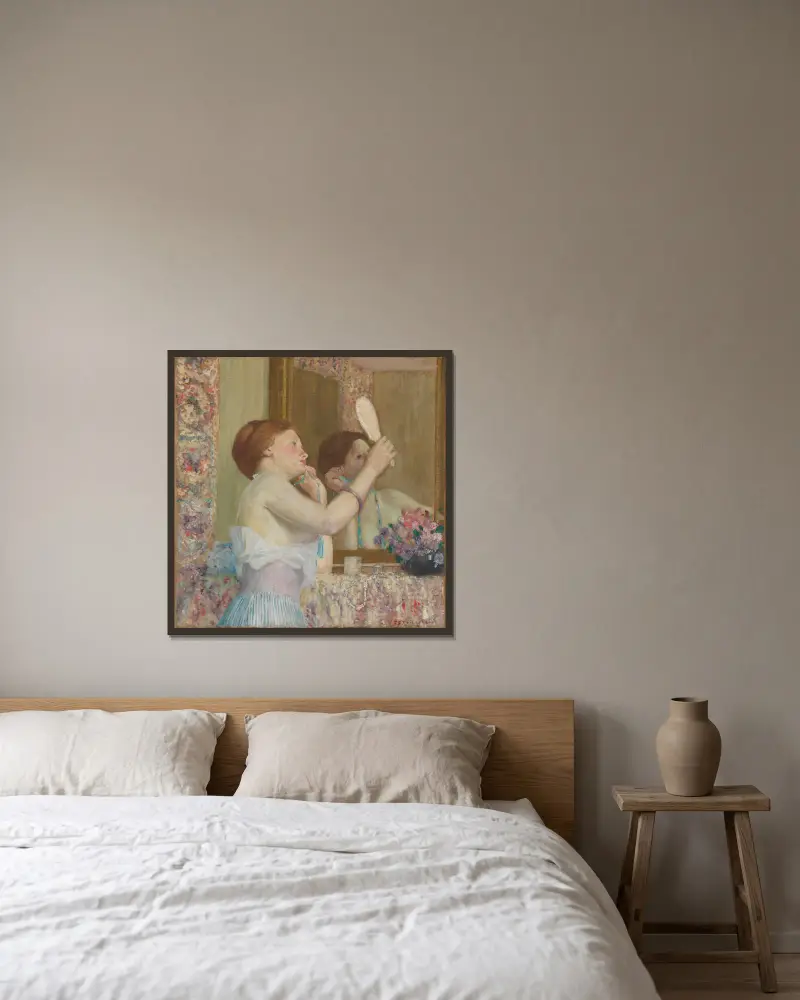 Kvinna med spegel av Frederick Carl Frieseke inramad på en vägg