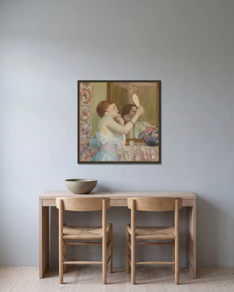 Kvinna med spegel av Frederick Carl Frieseke inramad på en vägg