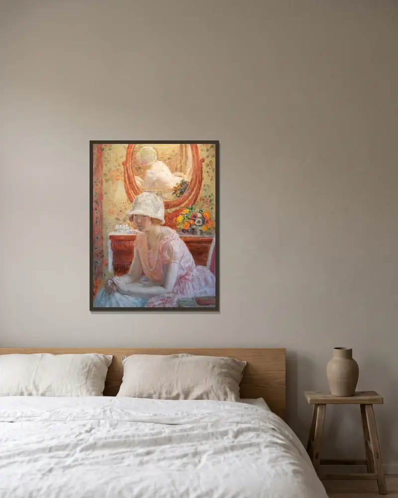 Ung flicka framför en spegel i en rosa klänning av Frederick Carl Frieseke inramad på en vägg