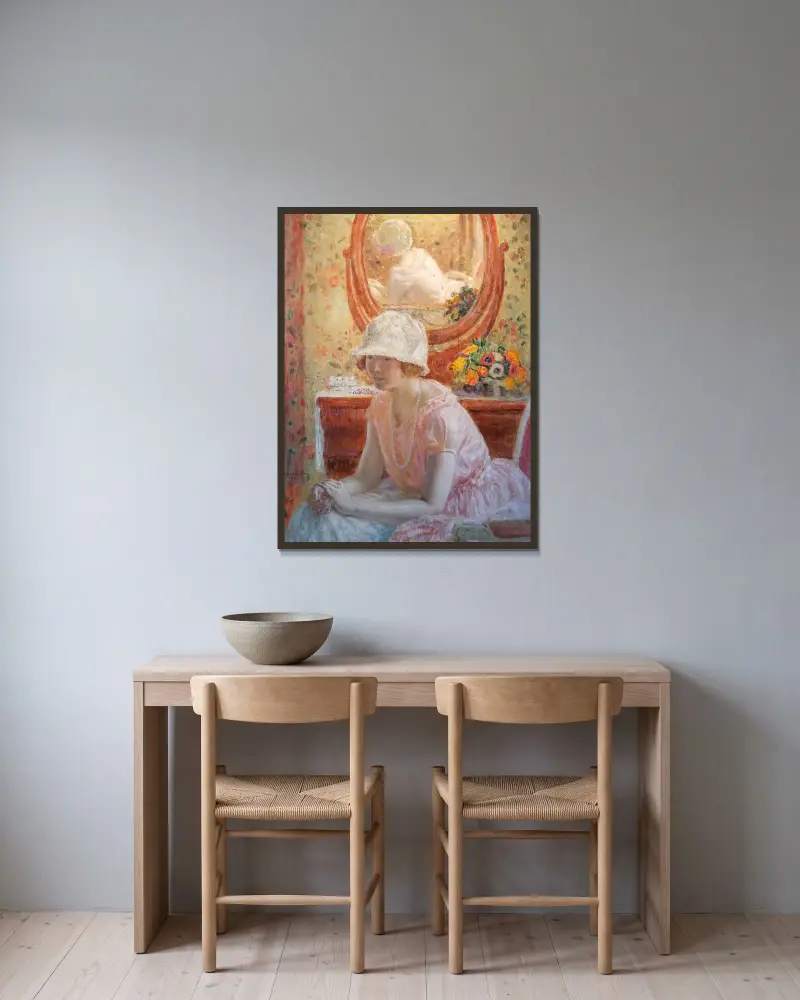 Ung flicka framför en spegel i en rosa klänning av Frederick Carl Frieseke inramad på en vägg