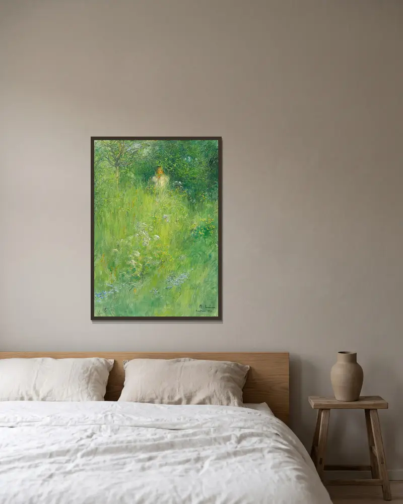 En älva – Kersti på ängen av Carl Larsson inramad på en vägg