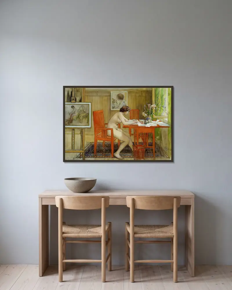 Modellen skriver ett vykort av Carl Larsson inramad på en vägg