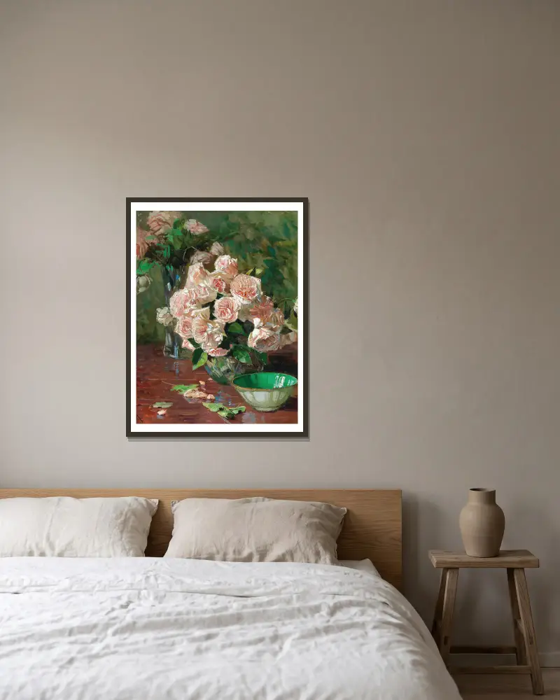Weiße Rosen II von Carl Moll gerahmt an einer Wand