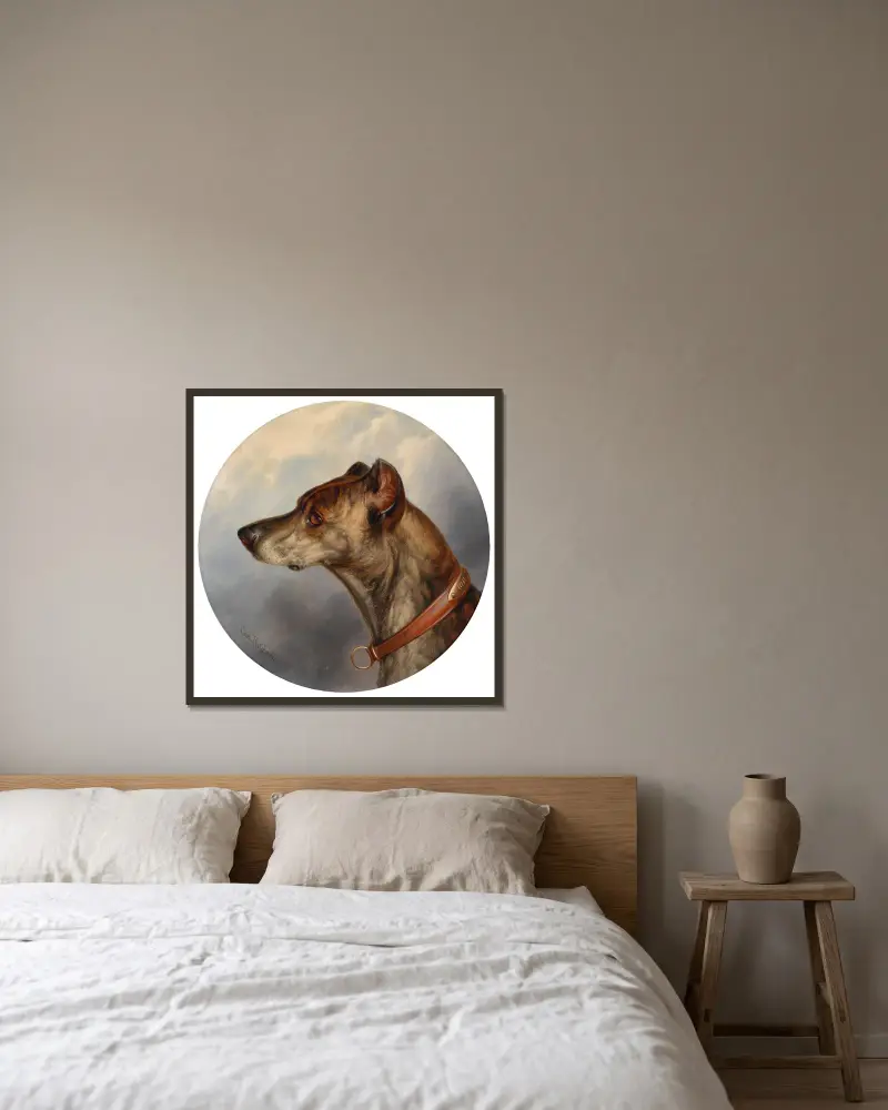 Hundeporträt rund von Carl Reichert gerahmt an einer Wand