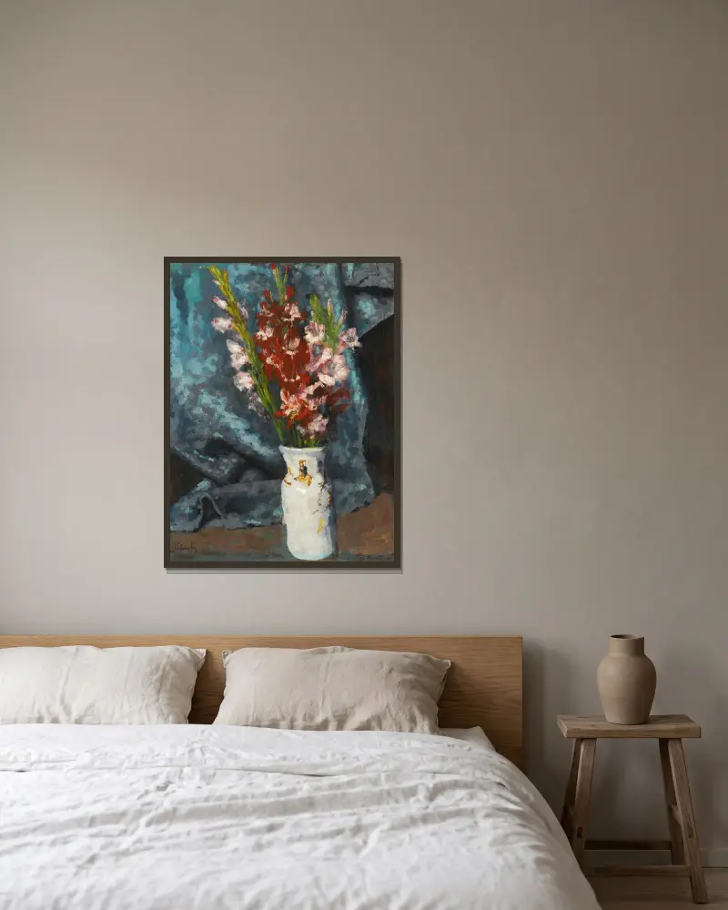 Gladioli av Carl Schuch inramad på en vägg