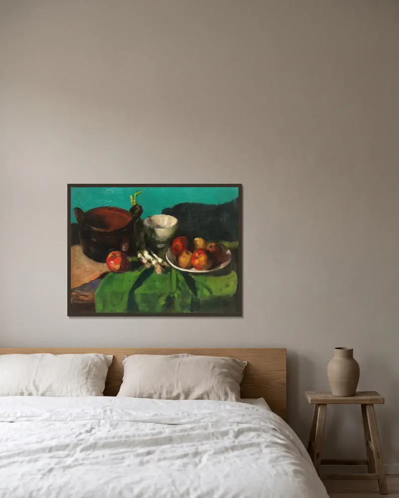 Stillleben mit Gefäßen, Äpfeln und Lauchzwiebeln von Carl Schuch gerahmt an einer Wand