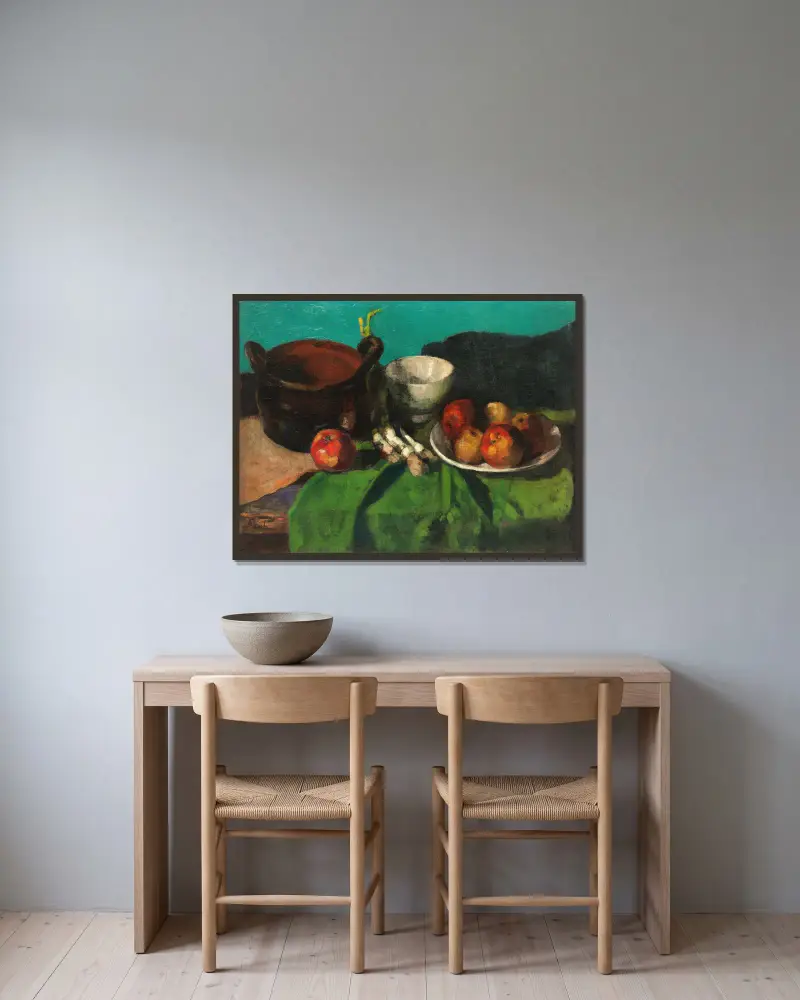 Stillleben mit Gefäßen, Äpfeln und Lauchzwiebeln von Carl Schuch gerahmt an einer Wand