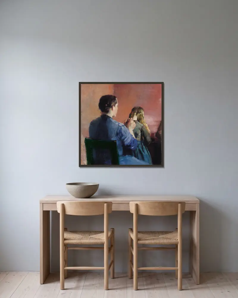 En mor kammar sin lilla dotters hår av Christian Krohg inramad på en vägg