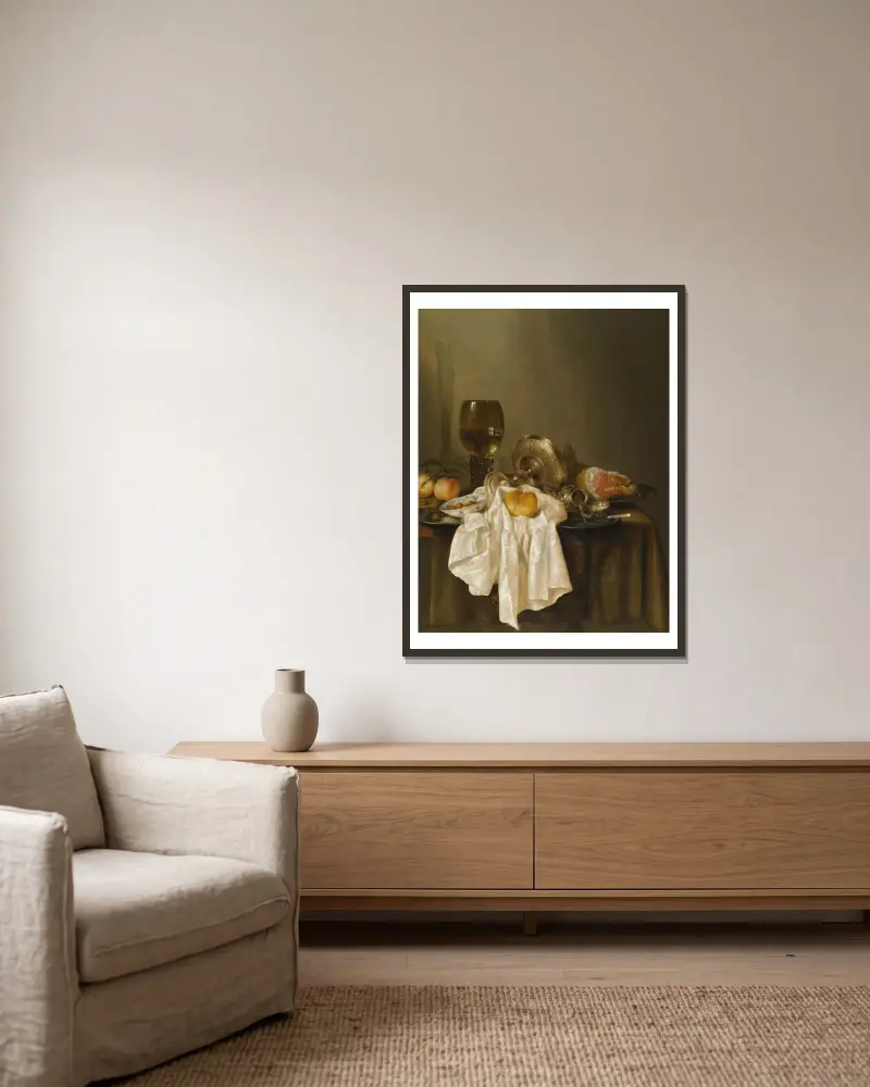 Banketstilleben med roemer, en silverbricka på sidan, skinka, persikor, saltkar, brödbit och vit duk på ett delvis draperat bord av Willem Claesz Heda inramad på en vägg