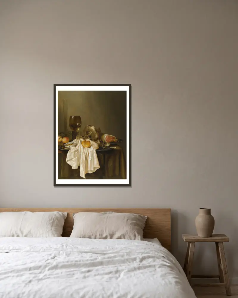 Banketstilleben med roemer, en silverbricka på sidan, skinka, persikor, saltkar, brödbit och vit duk på ett delvis draperat bord av Willem Claesz Heda inramad på en vägg