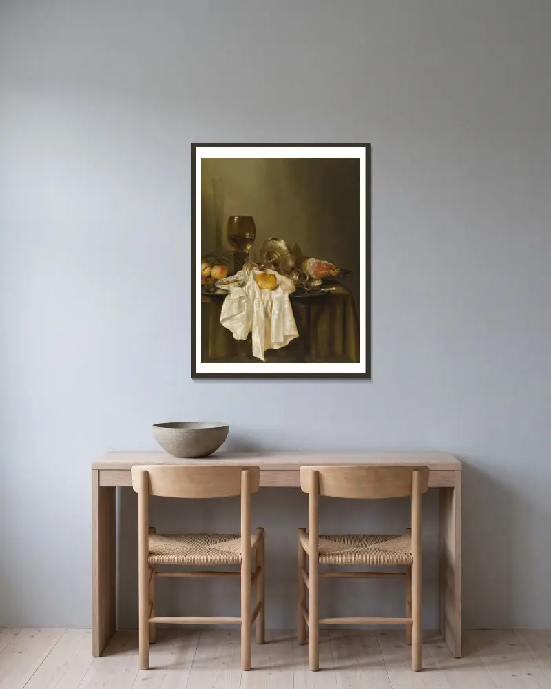 Banketstilleben med roemer, en silverbricka på sidan, skinka, persikor, saltkar, brödbit och vit duk på ett delvis draperat bord av Willem Claesz Heda inramad på en vägg