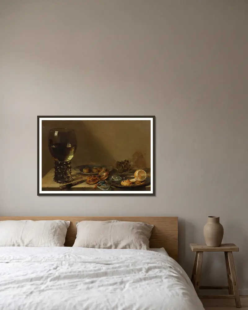 Ett stort roemglas, en silverkniv, ett guldur med blått band, en tenntallrik med skalad citron, med andra föremål på en hylla av Willem Claesz Heda inramad på en vägg