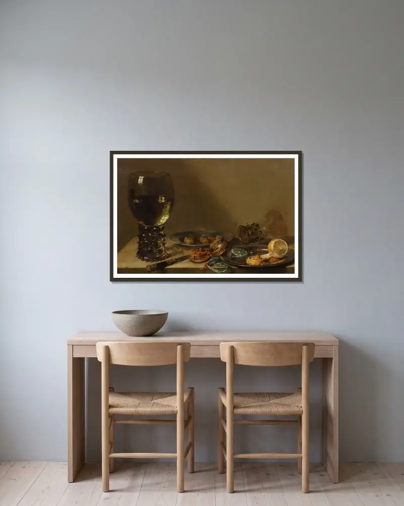 Ett stort roemglas, en silverkniv, ett guldur med blått band, en tenntallrik med skalad citron, med andra föremål på en hylla av Willem Claesz Heda inramad på en vägg