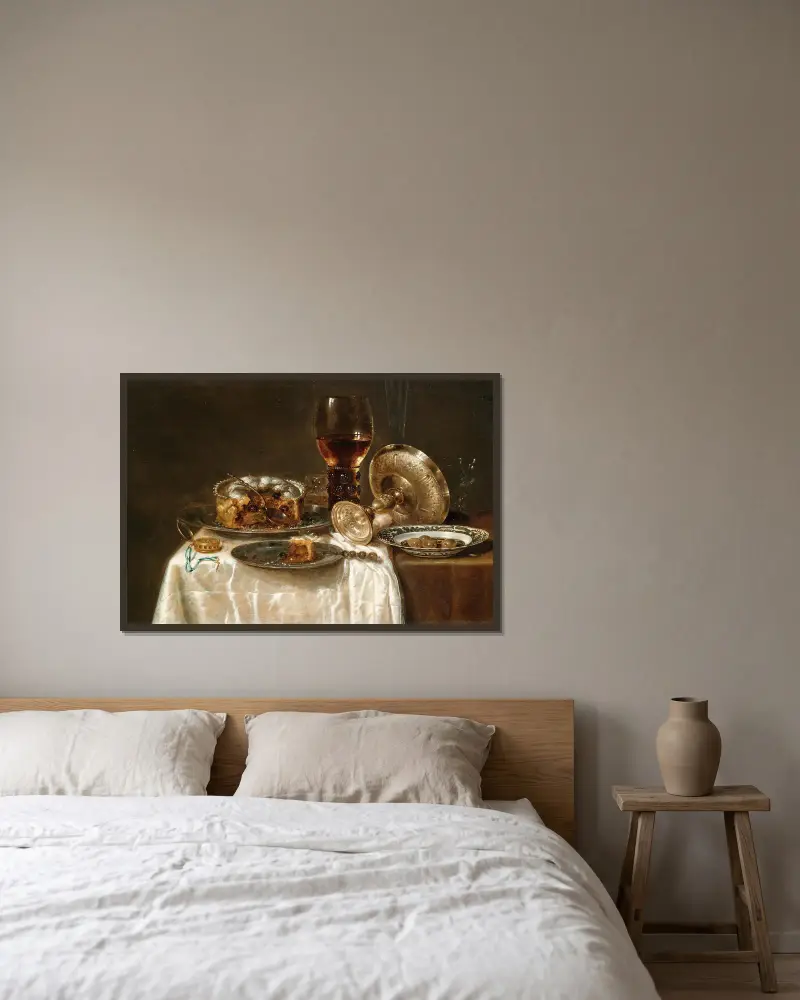 Oliver i en blåvit porslinsskål, ett roemer, vinglas, en omkullvält tazza i silver och en köttpaj av Willem Claesz Heda inramad på en vägg