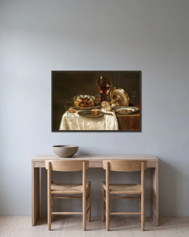 Oliver i en blåvit porslinsskål, ett roemer, vinglas, en omkullvält tazza i silver och en köttpaj av Willem Claesz Heda inramad på en vägg