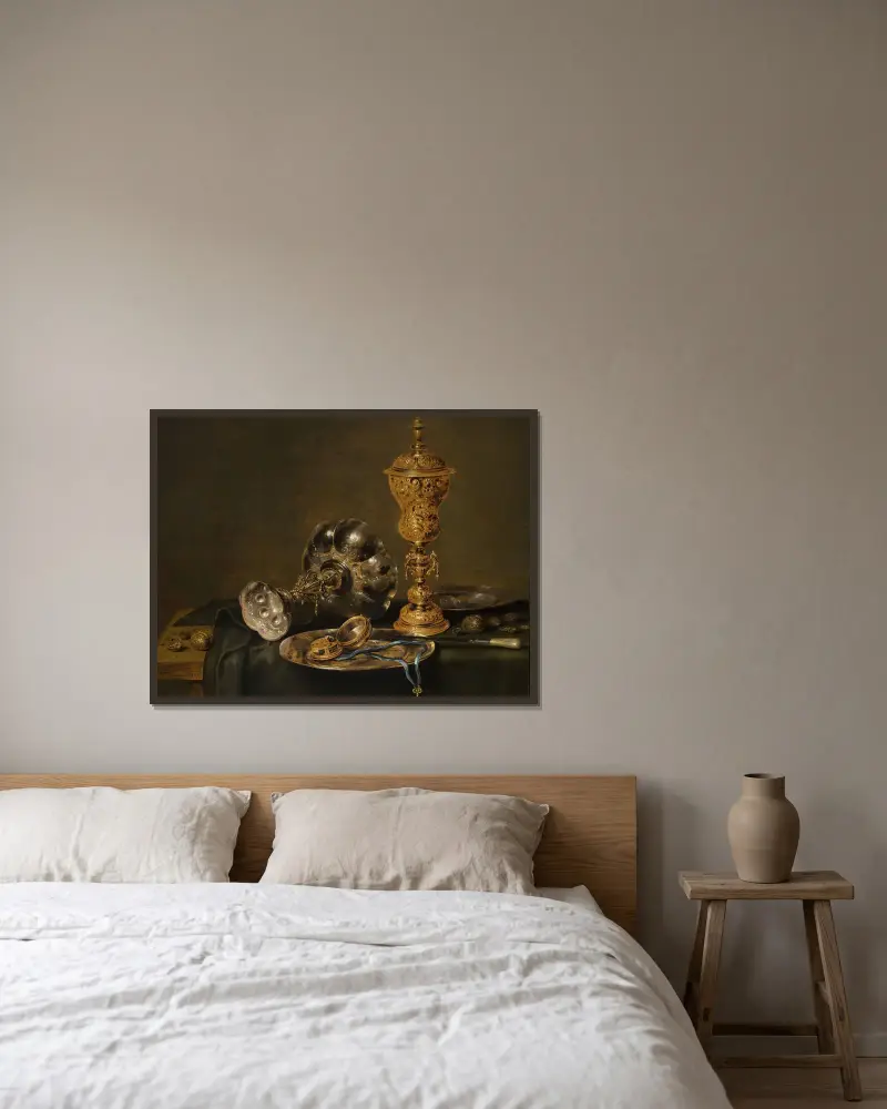 Stillleben mit Metallgefäßen und einer Uhr auf einem Tisch von Willem Claesz Heda gerahmt an einer Wand